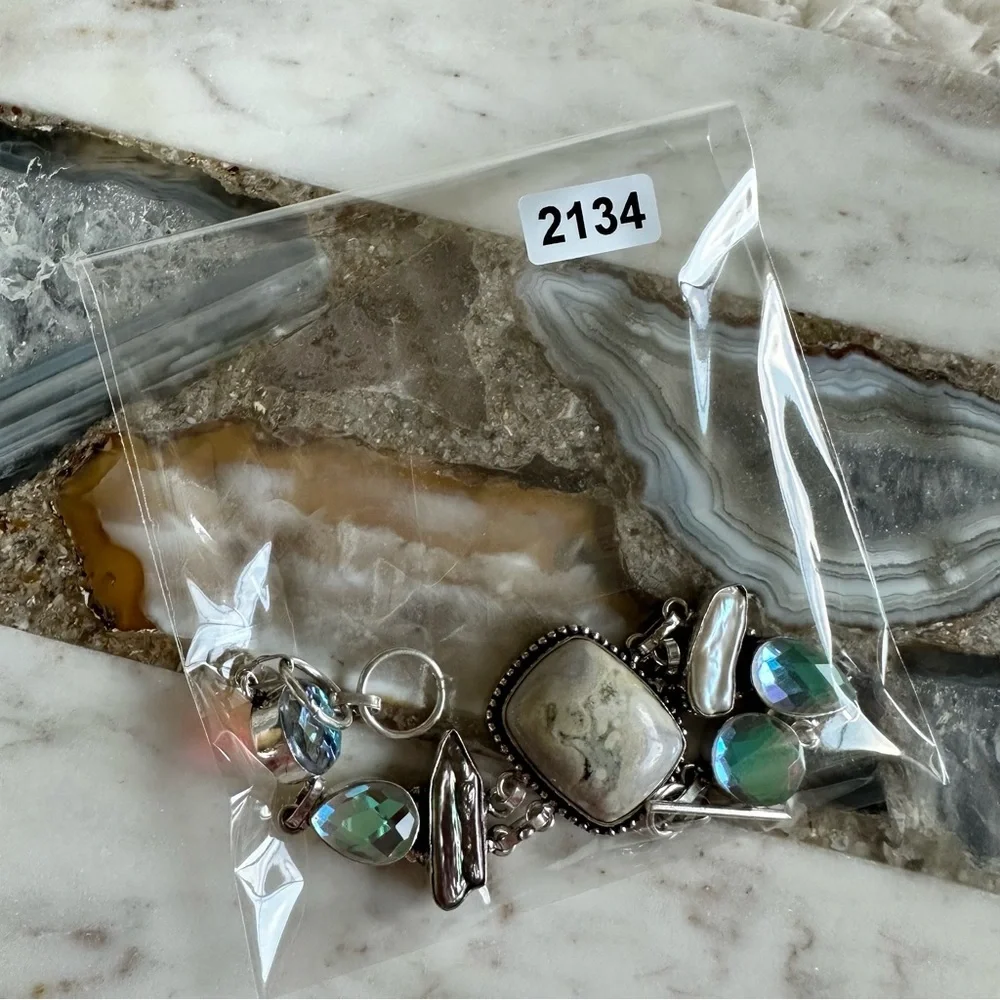 2134 Elegant Silver and Green Gemstone Bracelet
